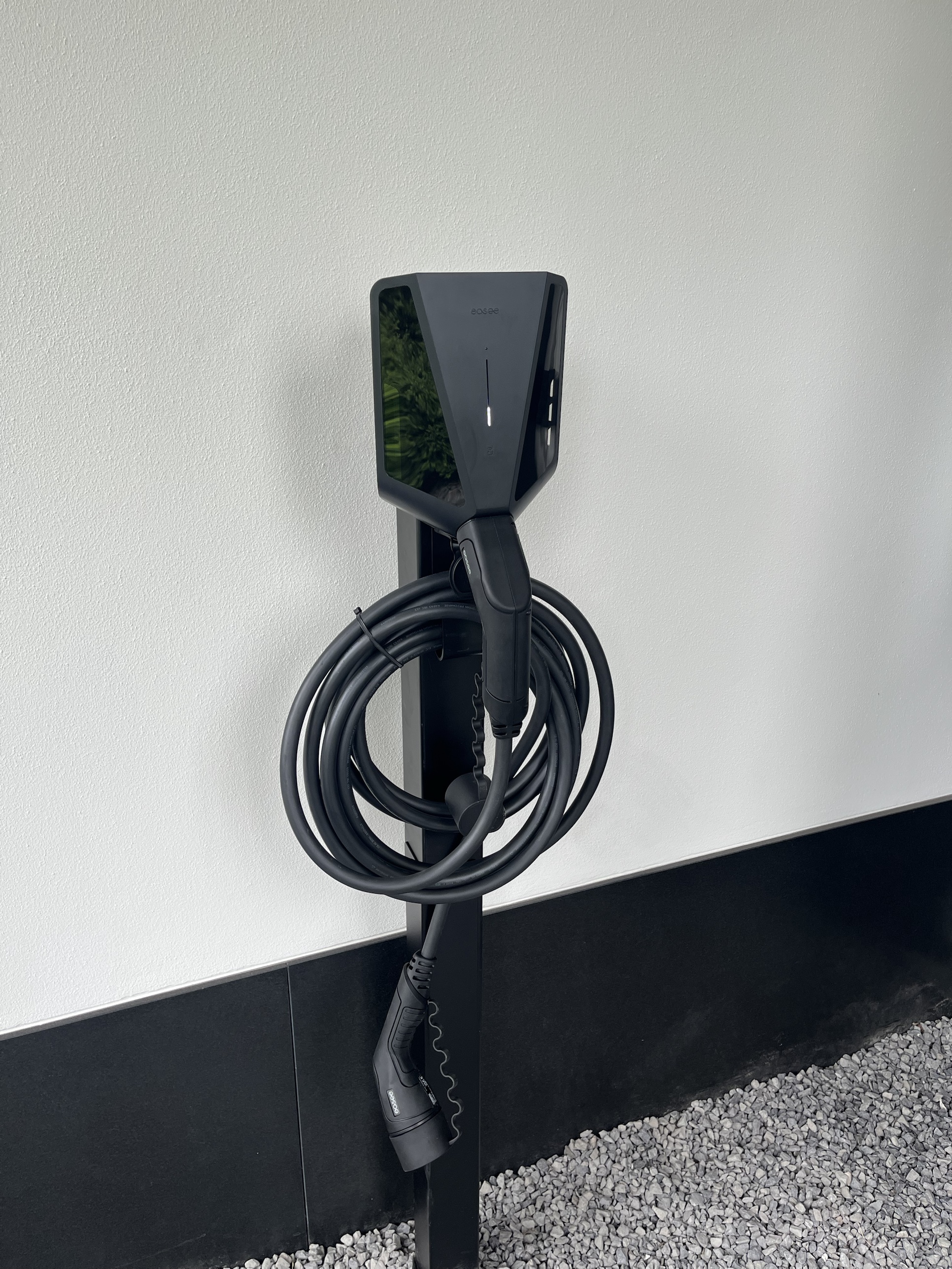 Geïnstalleerde laadpaal van Jong. Elektra