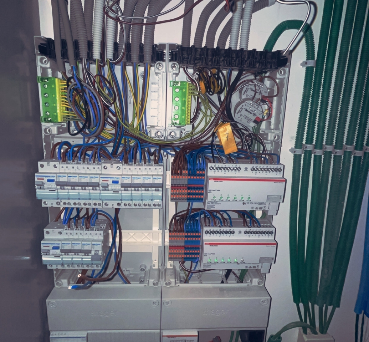 Nauwkeurig bekabelde groepenkast door Jong. Elektra